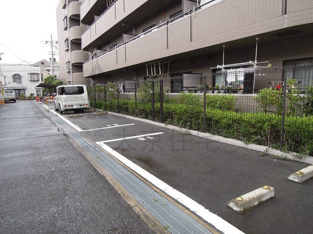 リープハーベン八尾木 駐車場