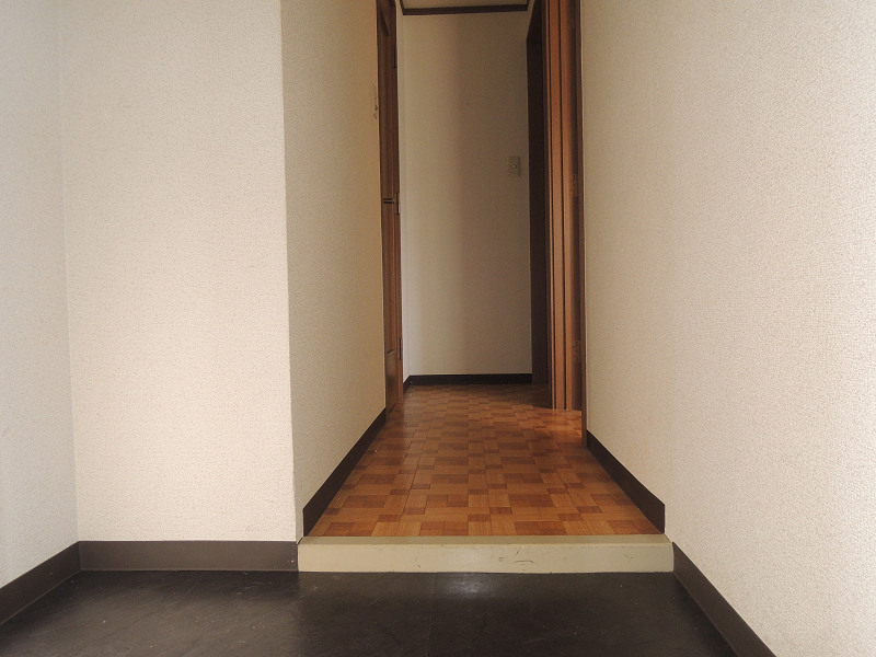 エステート高安 玄関