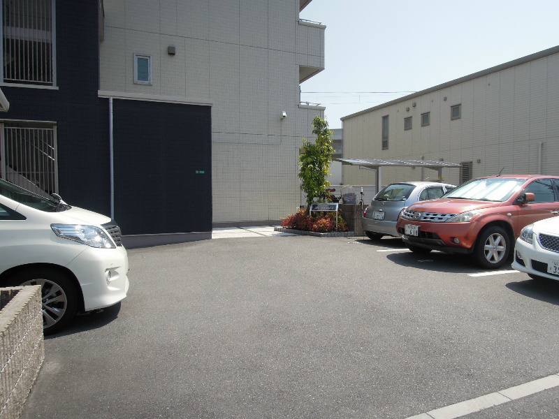シャーメゾン拓 駐車場