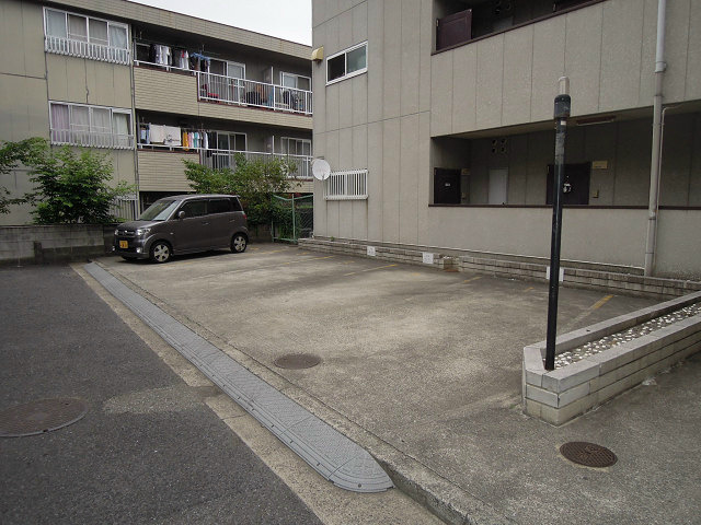 ビートル山本北Ｅ 駐車場