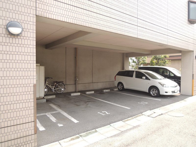 ブランシェ高安 駐車場