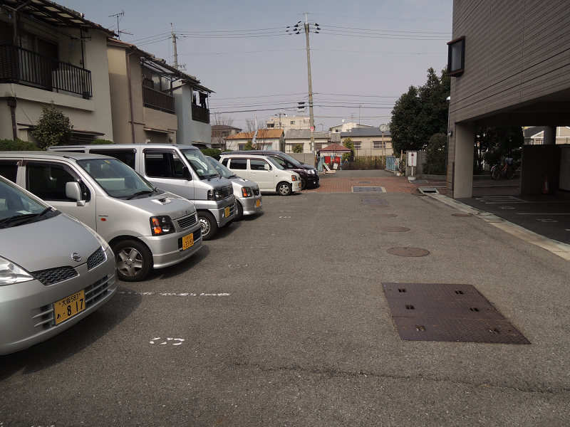 ブランシェ高安 駐車場