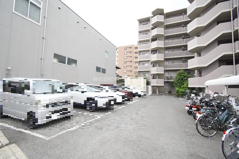 メディオグリシーナF 駐車場