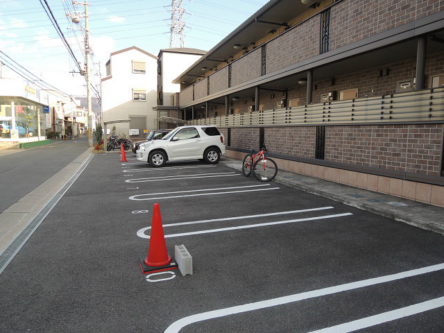 クリエ西山本 駐車場