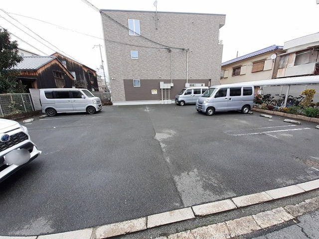 ピュア　ウエスト 駐車場