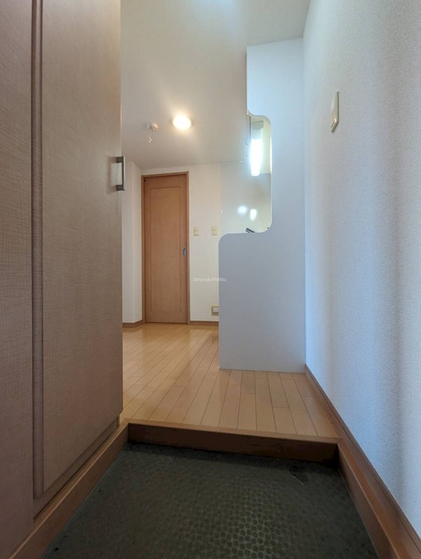 フロスト鷹師 玄関