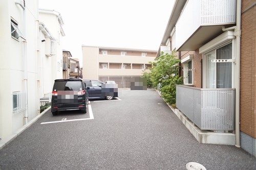 アヴァンツァーレ芝 駐車場