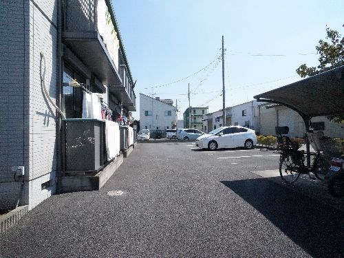 フラット赤井 駐車場