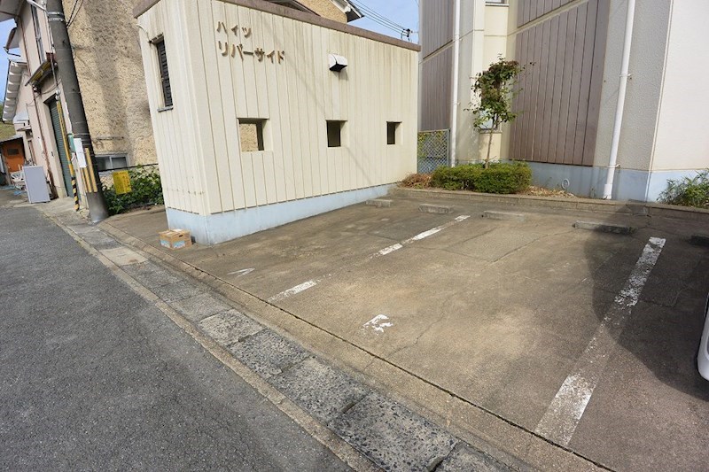 ハイツリバーサイド 駐車場