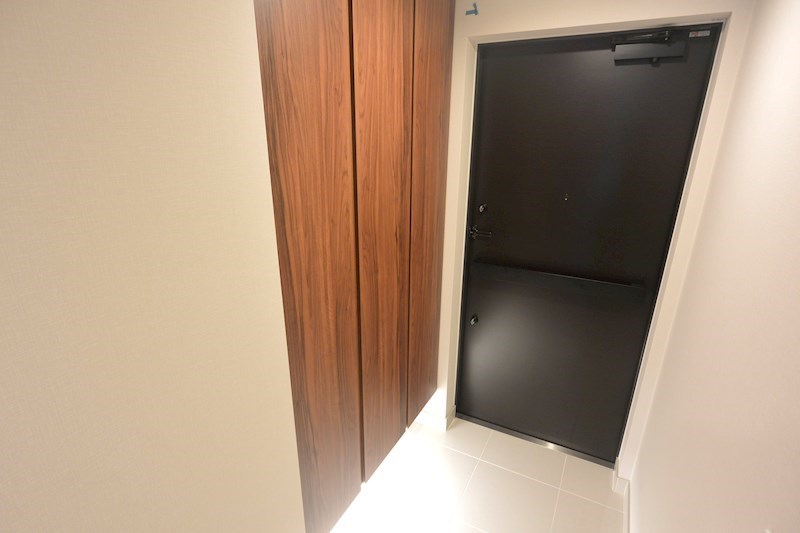 プラウド枚方 玄関