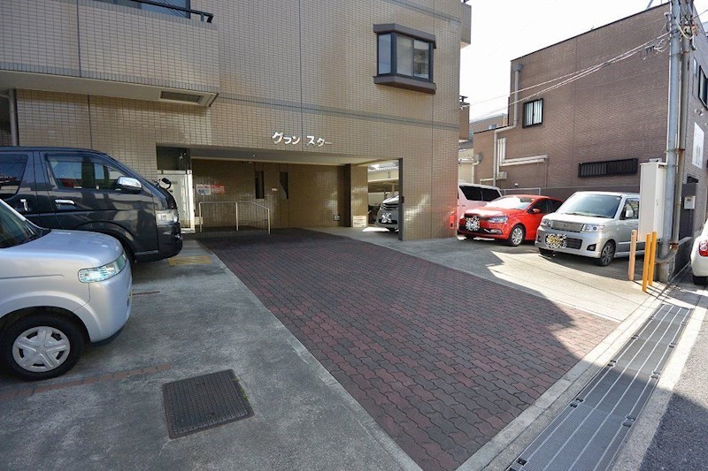 グランスター 駐車場