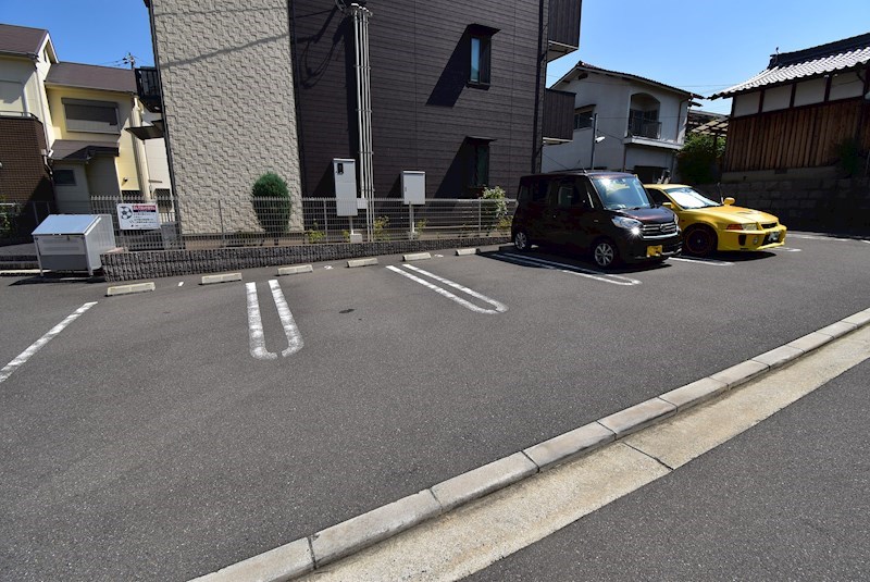 ルミエール　ハタ 駐車場