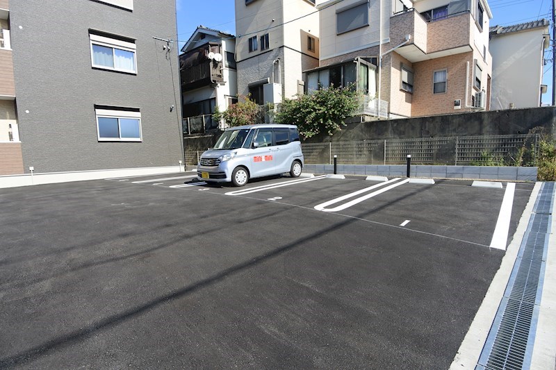 グランシャリオ招提 駐車場
