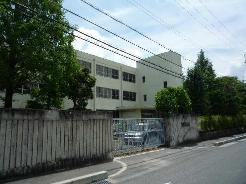 丘の上にある春のLa　torta 小学校