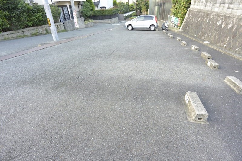 シャルム岡山手 駐車場