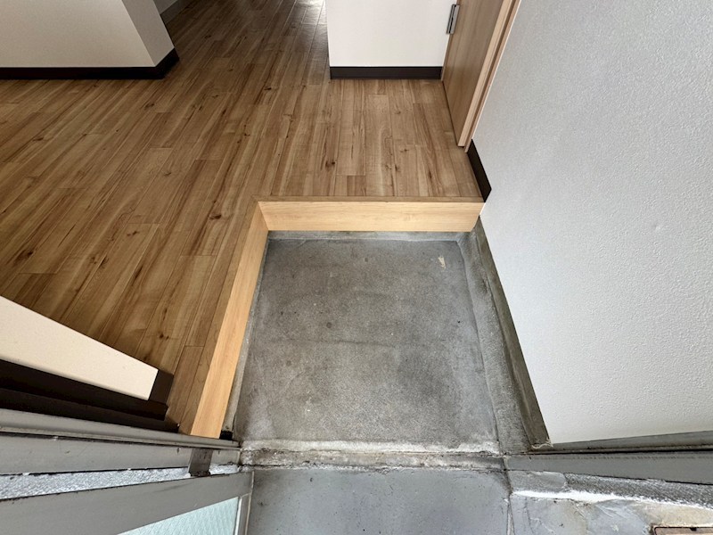 栄楽ビル 玄関