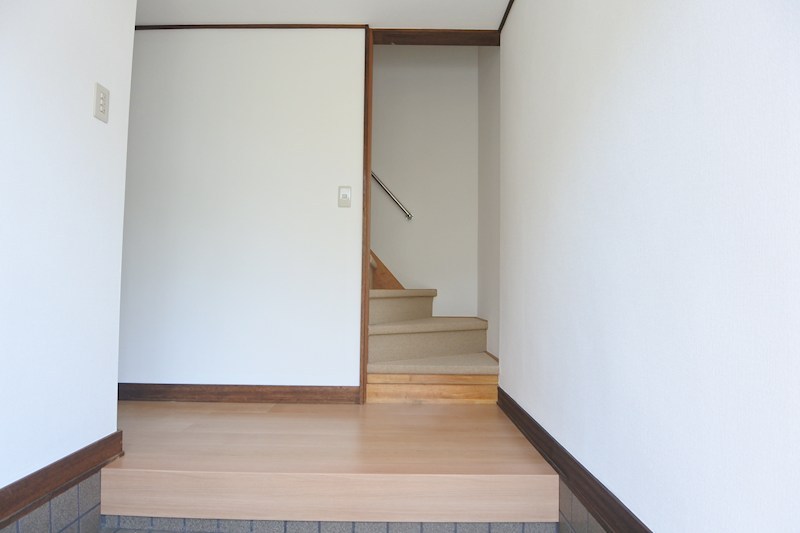 枚方市養父丘１丁目貸家 玄関