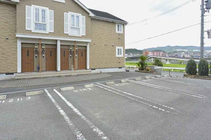 ブルージュ 駐車場