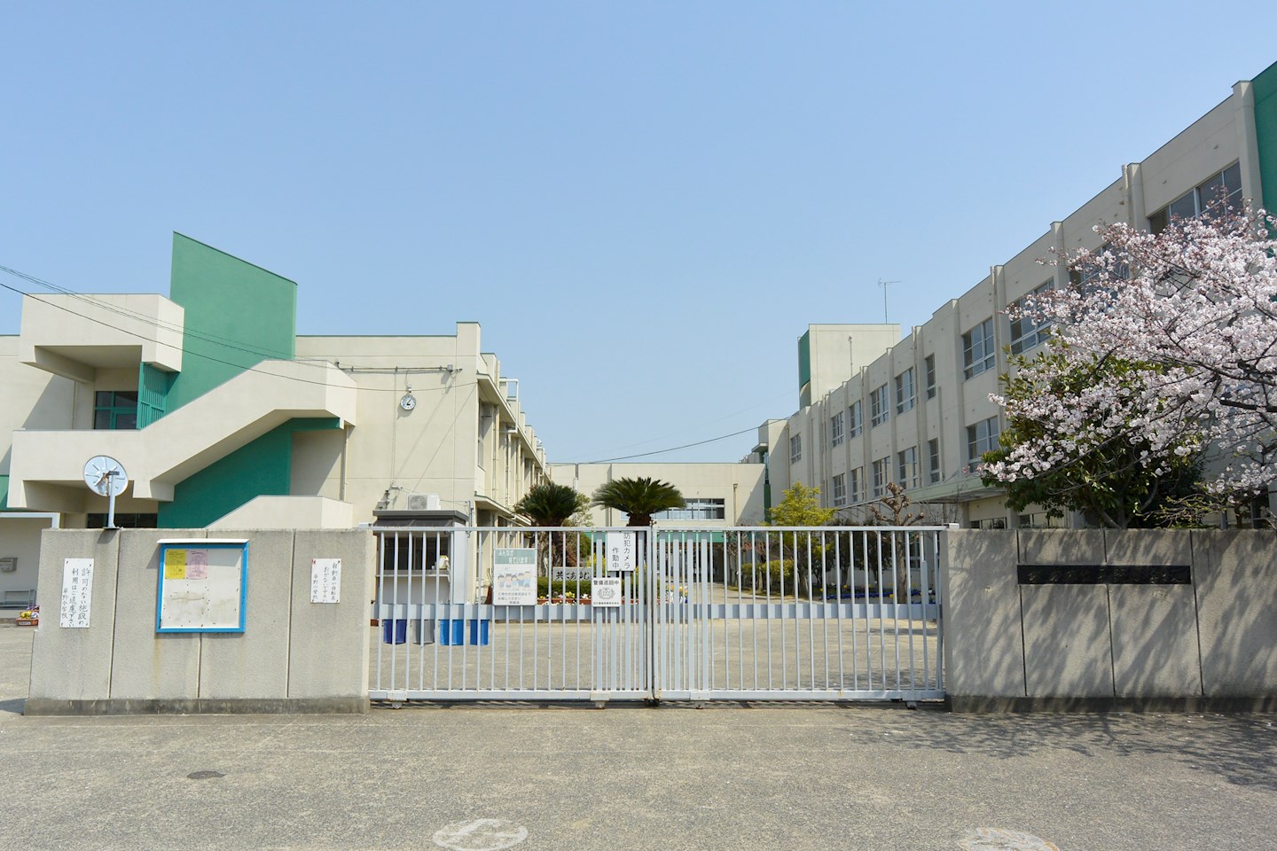 招提南町1丁目貸家 小学校