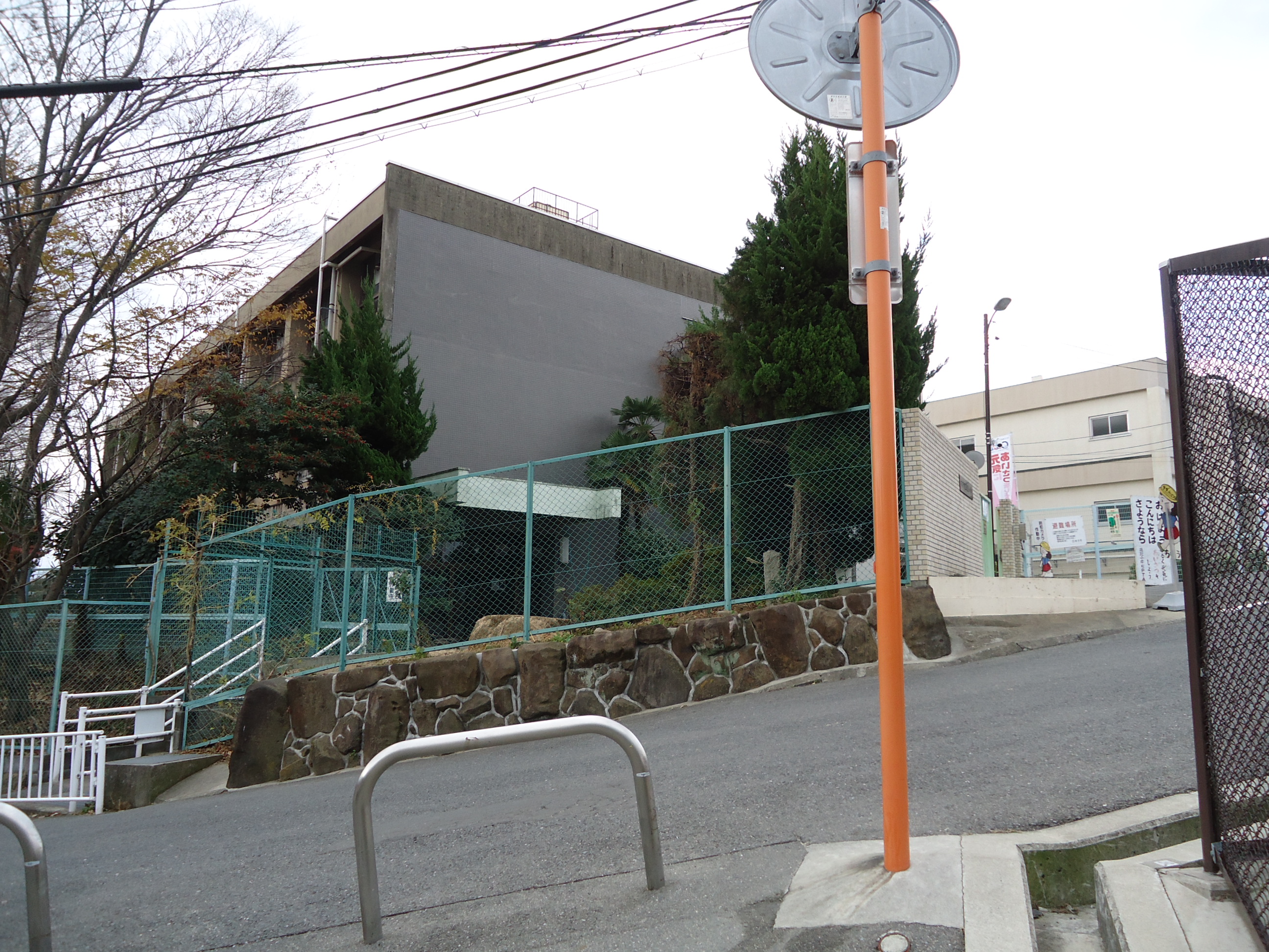 アンプルールフェールベレーザ 小学校
