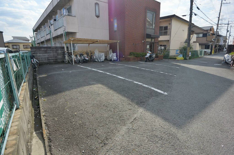 巴ハウス 駐車場