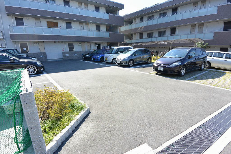 シャーメゾン河内磐船 駐車場