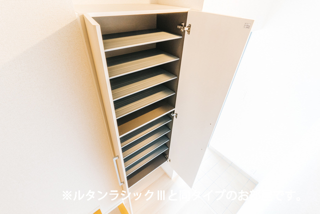 メゾン　サブーリュ 収納