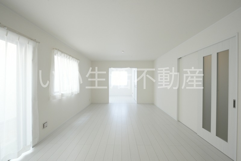 大阪府四條畷市逢阪11-1 リビング