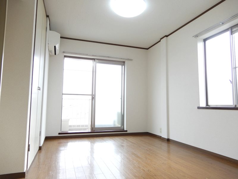 エスコート・ユーアイ リビング