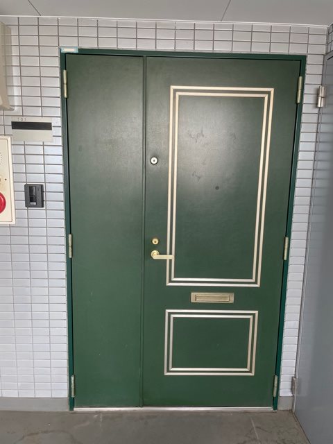 丸中ビル 玄関