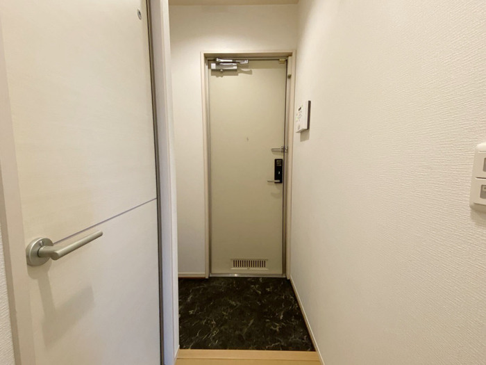 CRAPE MYRTLE 駒沢公園通り 玄関