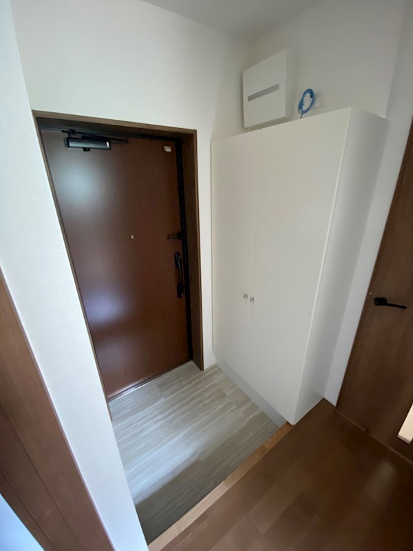 CREST COURT　TOGOSHI 玄関