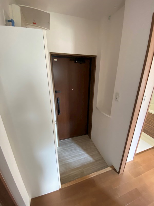 CREST COURT　TOGOSHI 玄関