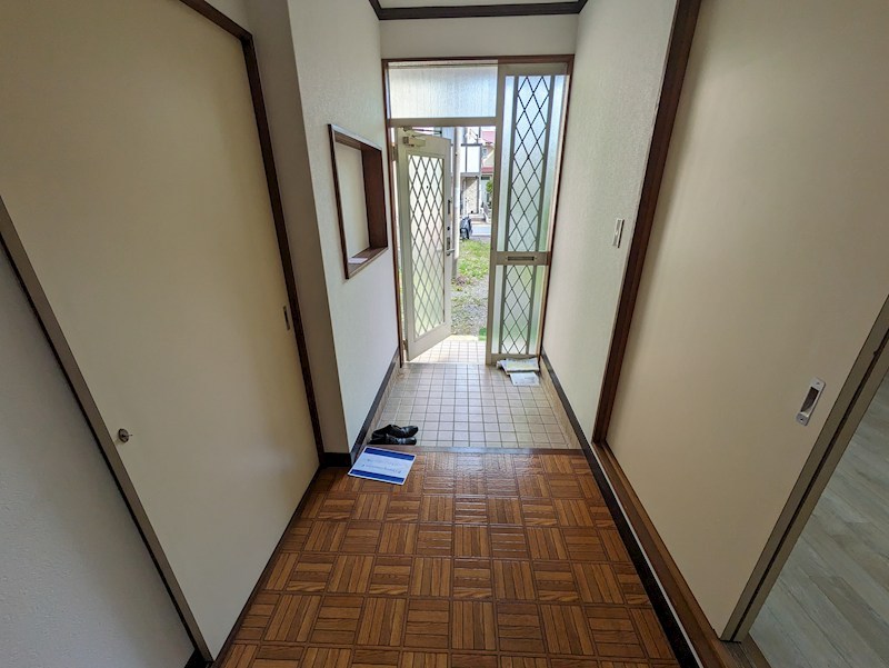 レッドハウス 玄関