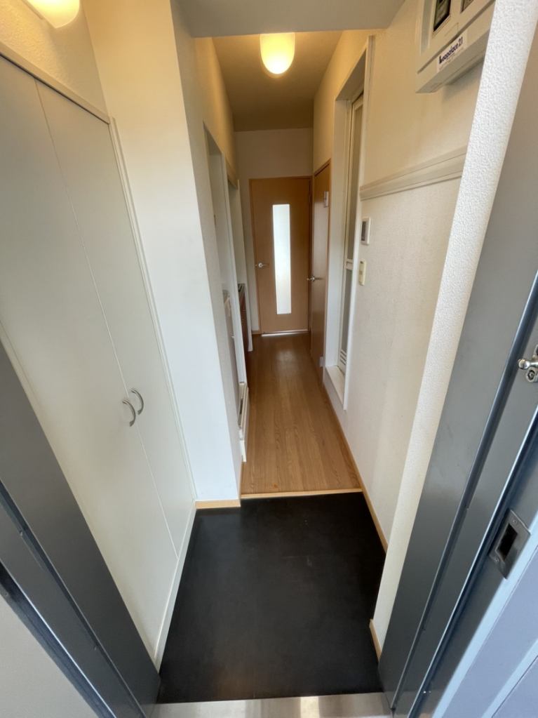 レオパレス昇弘 玄関