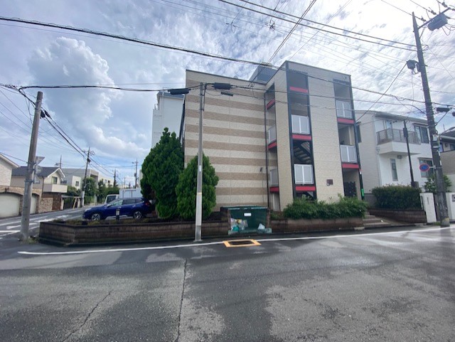 レオパレスコングラツィア石川台 303号室 外観