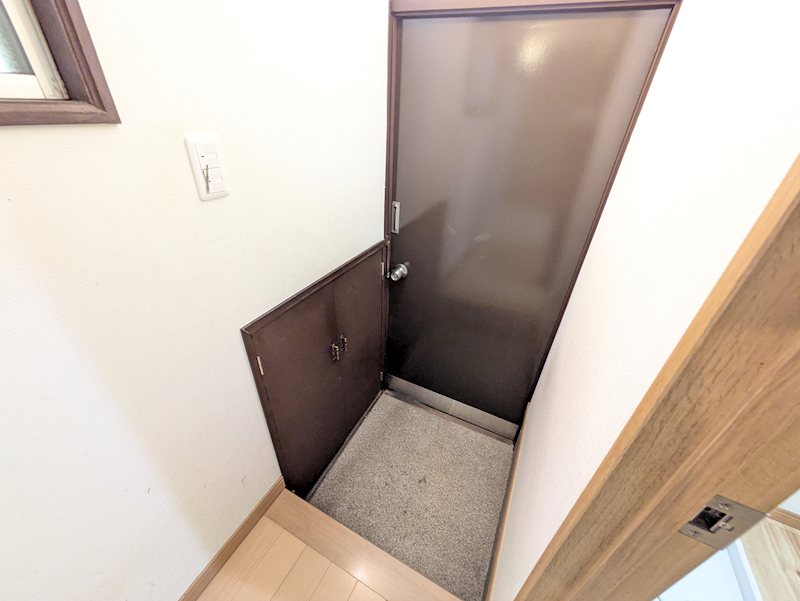 中央町1丁目戸建 玄関