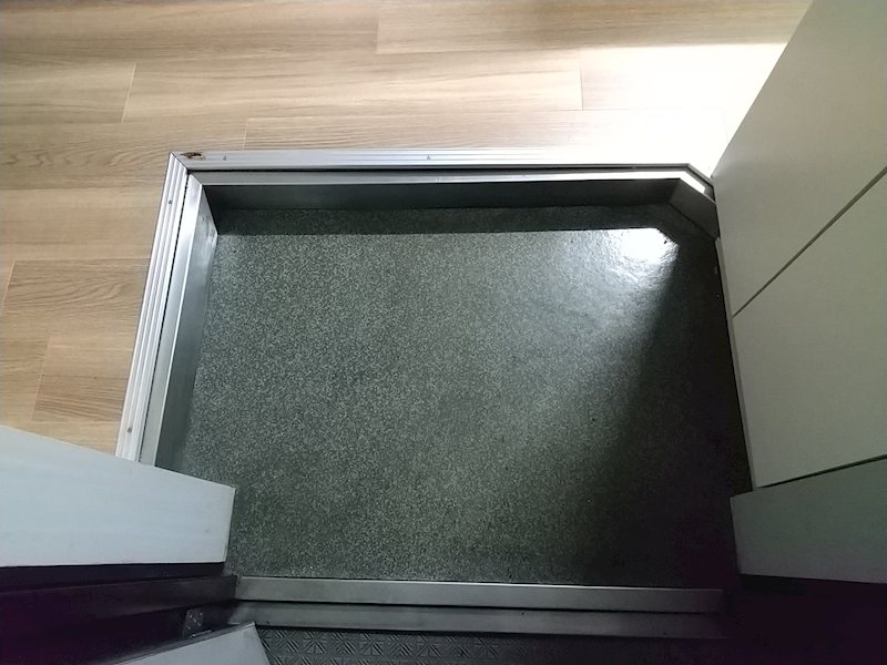 ニッポーホームズ 玄関
