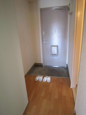 プラーズ榎木町 玄関