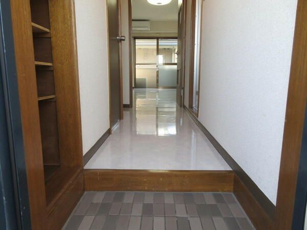 アブルームシマ 玄関