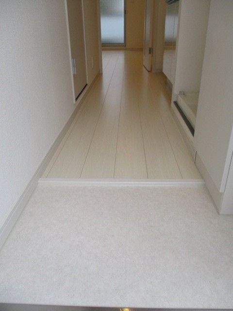 リブリ・踊場 玄関
