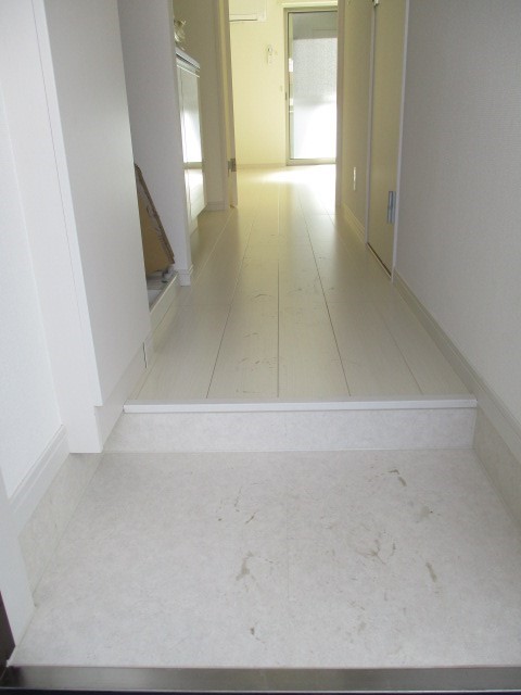 リブリ・踊場 玄関