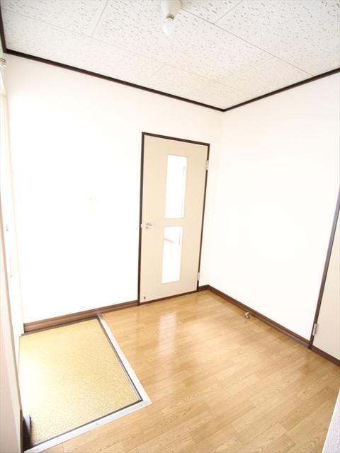 カーサやよいB 玄関
