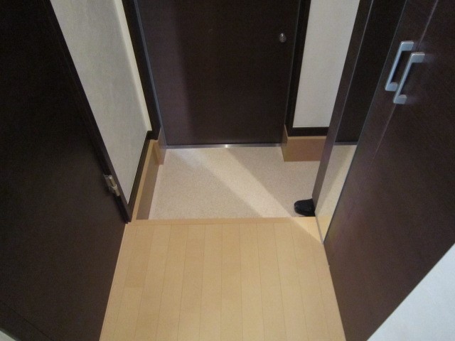 ジュン・シベール 玄関