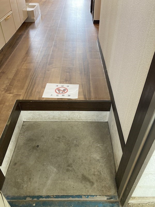 ホワイトハウス沼目A 玄関