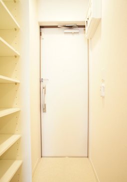 リブリ・湘南六会 玄関