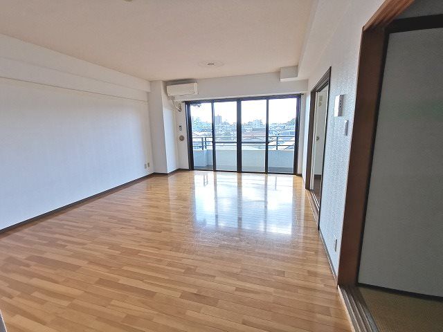 アトラクトマンショントムロ リビング