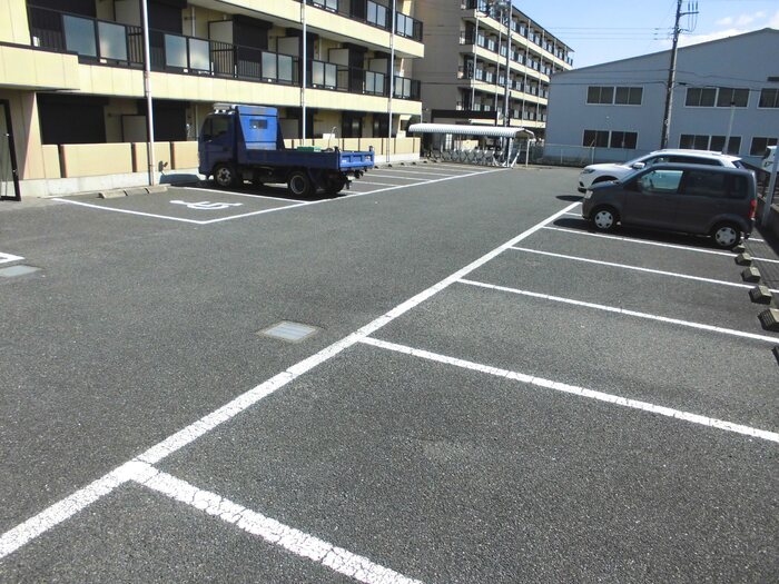 リビングタウン厚木 駐車場