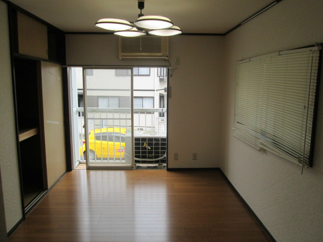 ホワイトハウス沼目A リビング