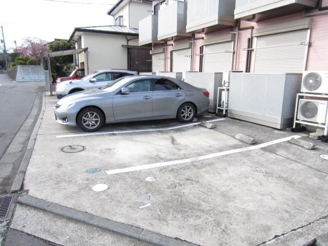 リバーサイド　イズミ 駐車場